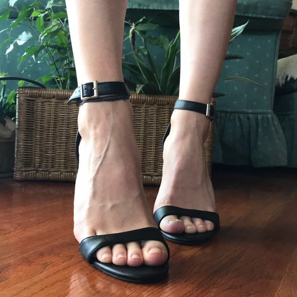 SLEEK BLACK OPEN TOE HEELS. - Picture 5 of 6